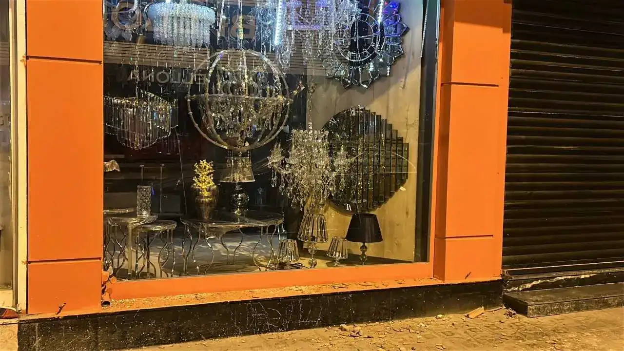 Hatay’da Gece Yarısı Taşlı Saldırı: 6 Araç, 4 İş Yeri Hedefte! 1